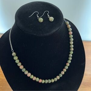 Vintage round green stone necklace and earrings set
